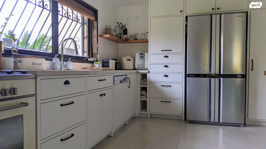 דו משפחתי, המגדל 19, הביכורים, קיסריה