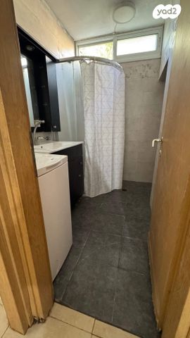 אפרים שריר 8