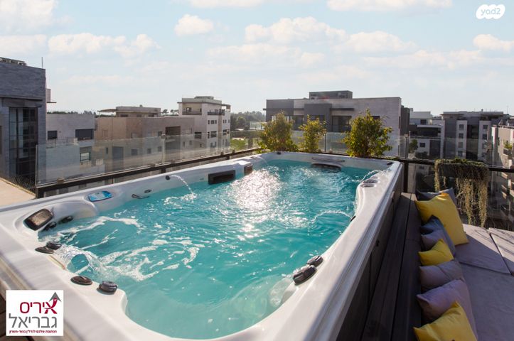 גג/ פנטהאוז, מתחם גרינברג, הוד השרון