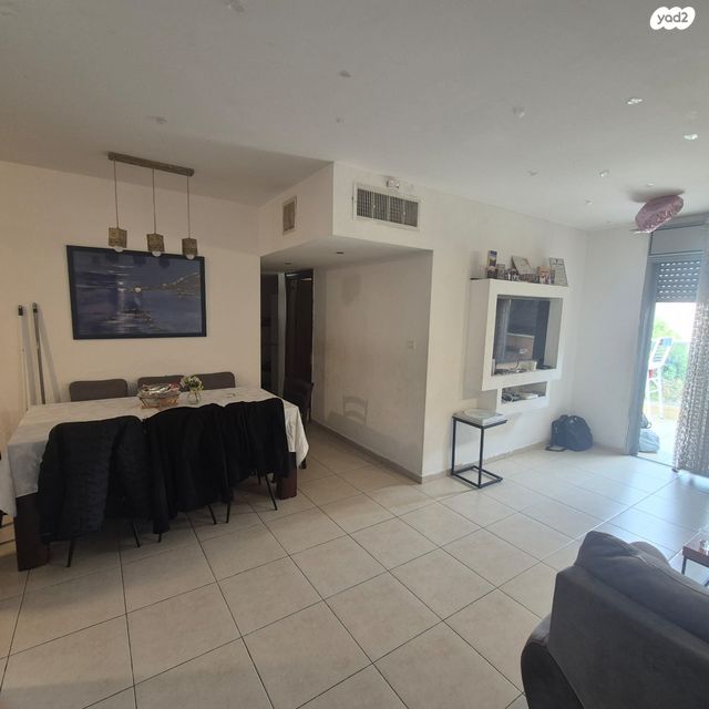 דירה, זרקון, גדרה הצעירה, גדרה