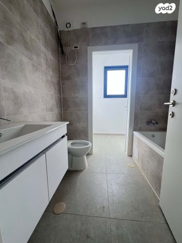 דירה, חיים הרצוג, פסגות אפק, ראש העין