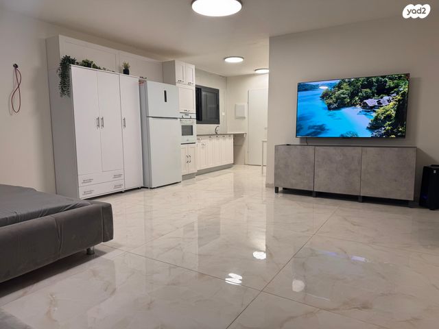 דירת גן, הזית, נווה זיו