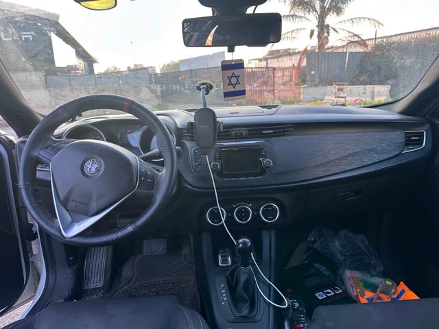 אלפא רומיאו ג'ולייטה