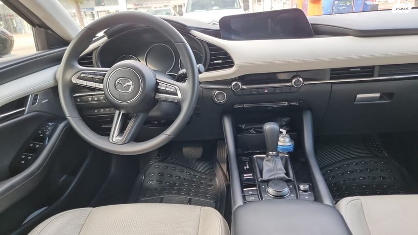 מודעת רכב מאזדה 3