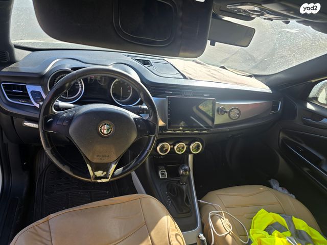 מודעת רכב אלפא רומיאו ג'ולייטה