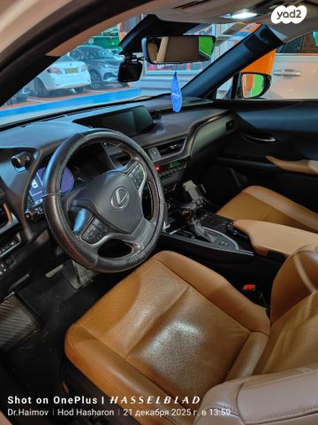 מודעת רכב לקסוס UX