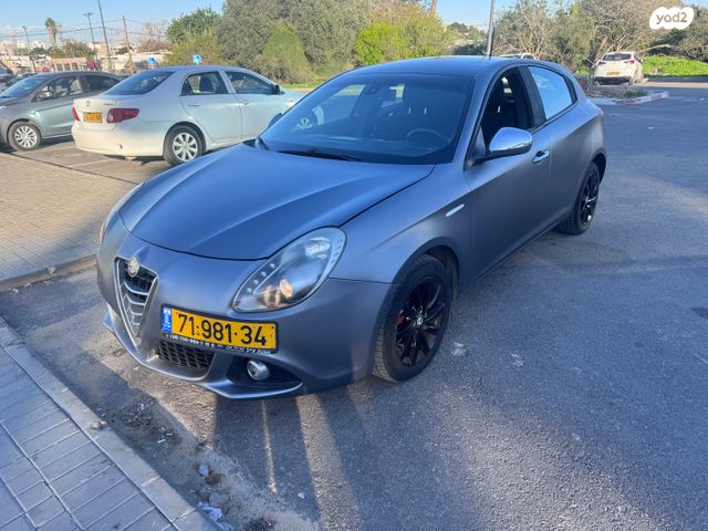 מודעת רכב אלפא רומיאו ג'ולייטה