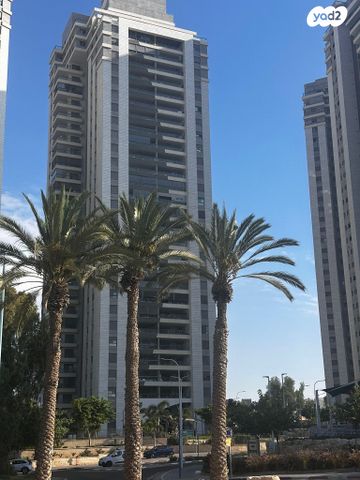 אברהם מחרז 16