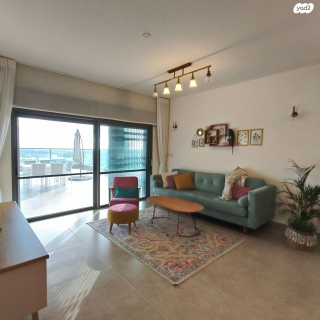 גג/ פנטהאוז, רקפת 27, הפרחים, חריש