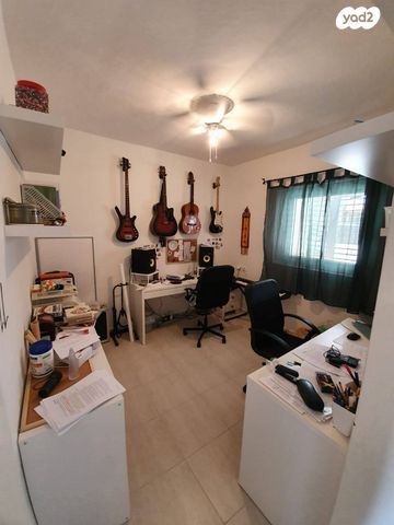 דו משפחתי, חוחית 11, מעוף, ערד