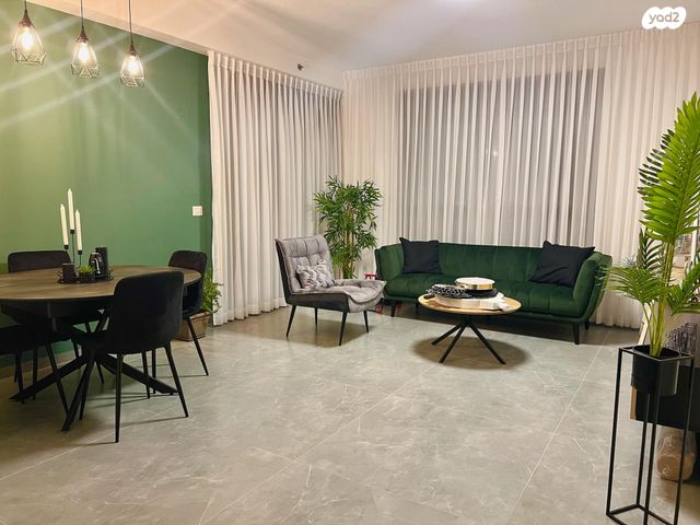 שדרות יצחק שמיר 26