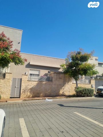 דו משפחתי, בנימין 5, האגרוף, עכו