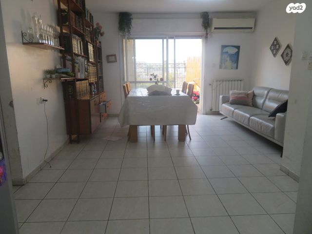 פנים מאירים 28