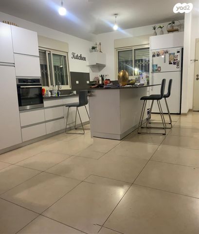 דו משפחתי, בנימין 5, האגרוף, עכו