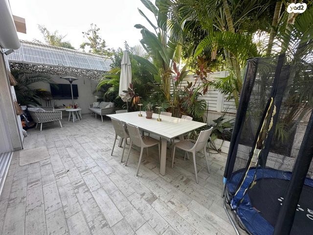 דו משפחתי, שנת היובל 100, גיל עמל, הוד השרון