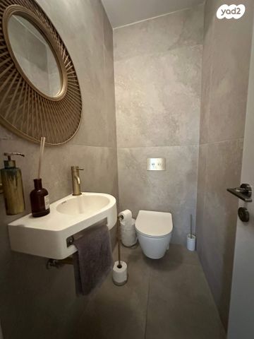 דו משפחתי, שנת היובל 100, גיל עמל, הוד השרון