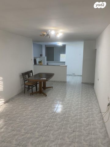 שדרות ג'יימס דה רוטשילד 23