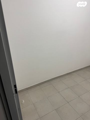 מחסן, נחל צלמון 1, צור יצחק, צור יצחק