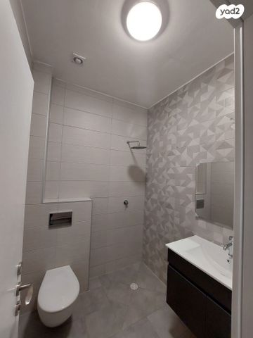 דירה, חצוצרה 2, המוזיקה, שדרות