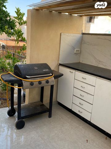 דירת גן, החצוצרה 2, כלי שיר, מעלה אדומים