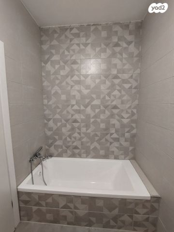 דירה, חצוצרה 2, המוזיקה, שדרות