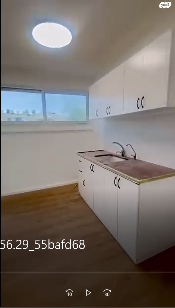 דירה, תשי"ג 9, פנחס ספיר, מגדל העמק