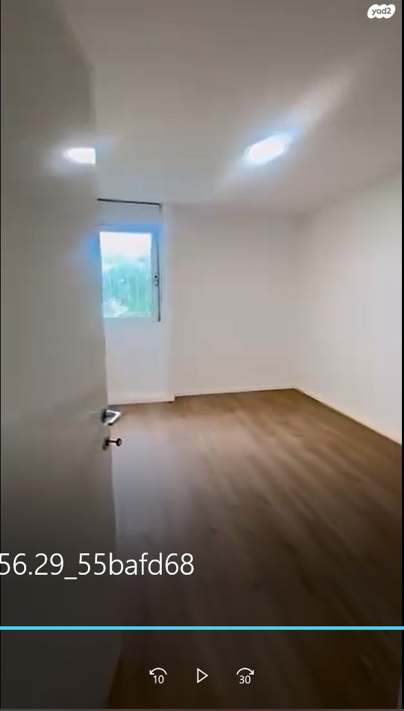 דירה, תשי"ג 9, פנחס ספיר, מגדל העמק