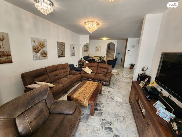 דו משפחתי, היסמין 19, שמשון, חדרה הצעירה, חדרה