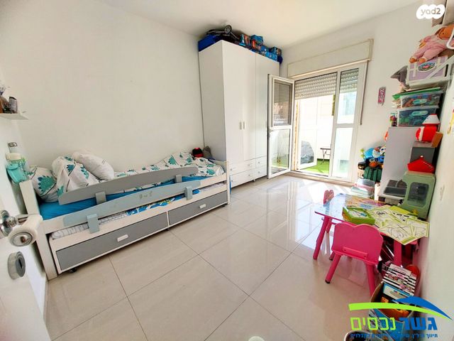 דירה, העירית, צמח השדה, מעלה אדומים