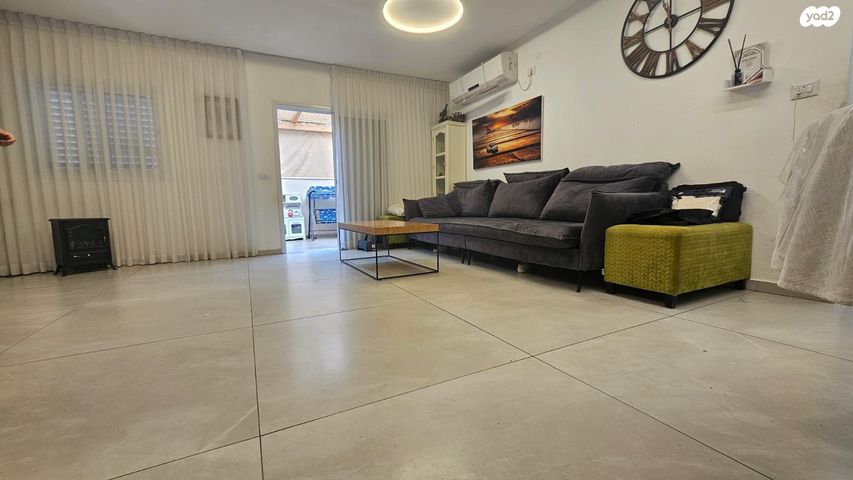 בית פרטי/ קוטג', הרב שמעון יצחק אפריאט 10, קרית מנחם בגין, רמלה