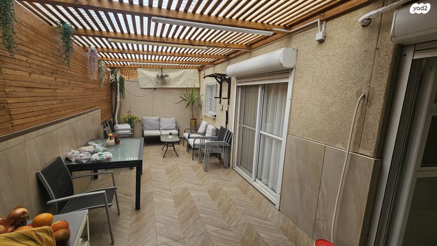 בית פרטי/ קוטג', הרב שמעון יצחק אפריאט 10, קרית מנחם בגין, רמלה