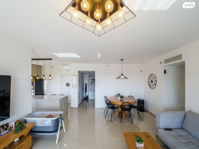 דירה, אריק שרון, נהריה