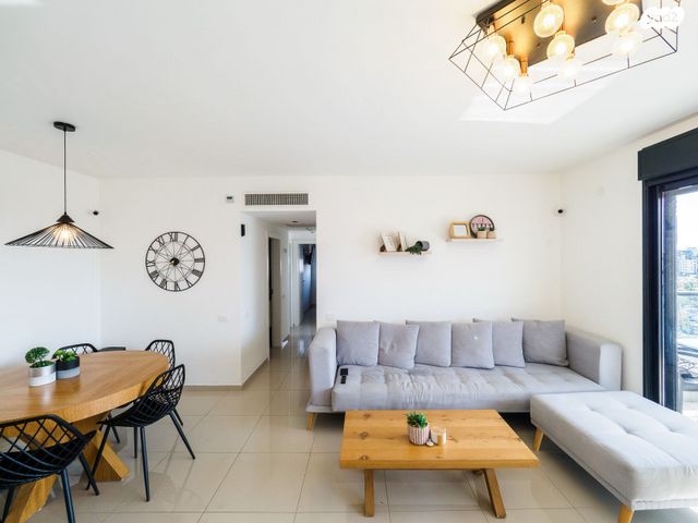 דירה, אריק שרון, נהריה