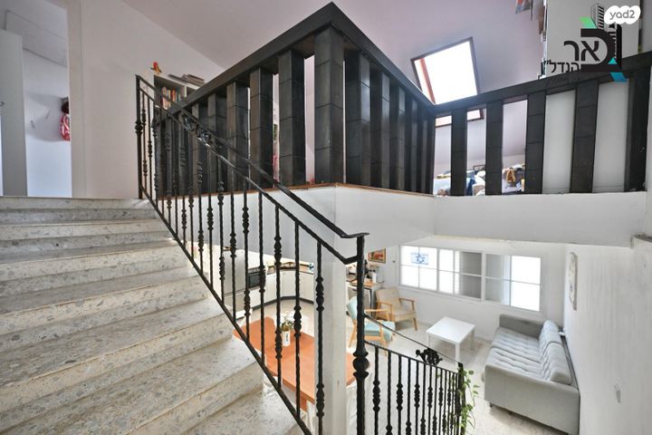 דו משפחתי, הנשיא שז"ר 16, שאר העיר, מזכרת בתיה