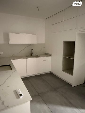 דירה, מחנה יהודה, פתח תקווה