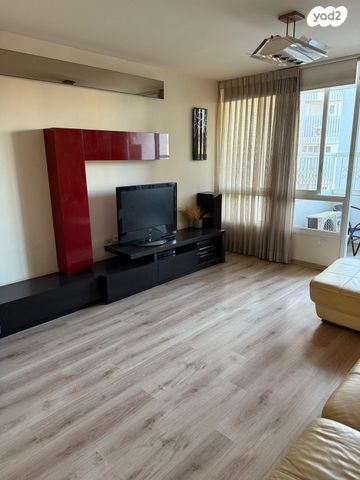 דירה, יציאת אירופה, תקומה, כפר סבא