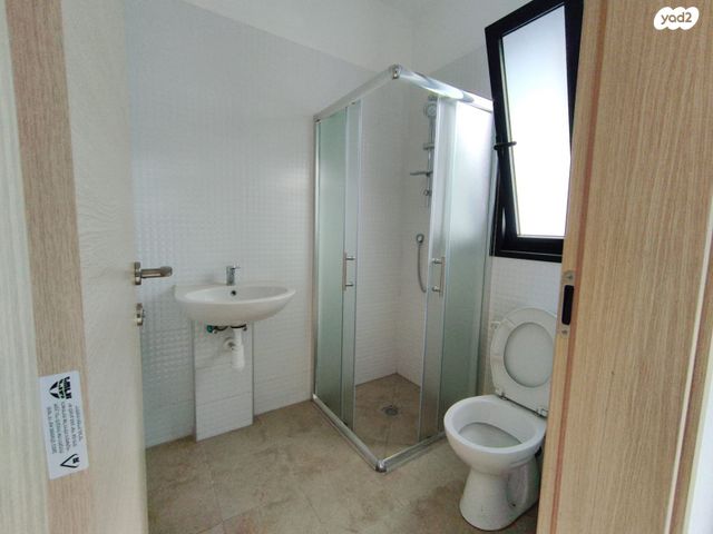 דירה, דרך ארץ 72, הפרחים, חריש