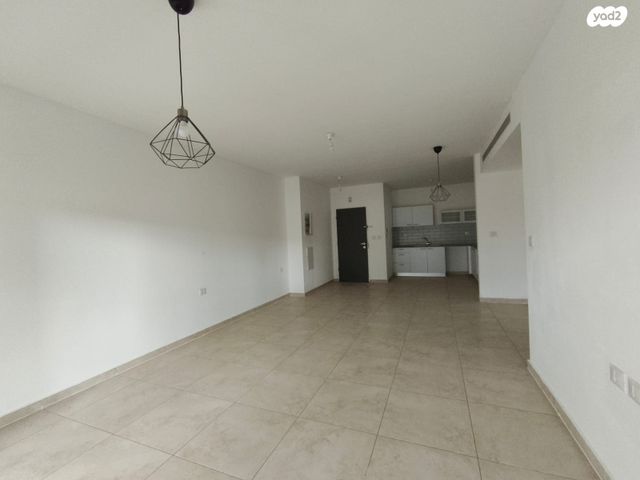 דירה, דרך ארץ 72, הפרחים, חריש