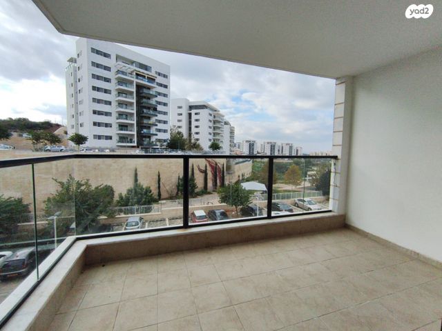 דירה, דרך ארץ 72, הפרחים, חריש