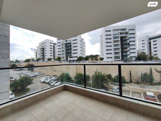 דירה, דרך ארץ 72, הפרחים, חריש