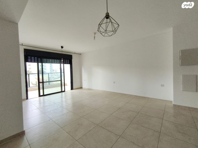 דירה, דרך ארץ 72, הפרחים, חריש