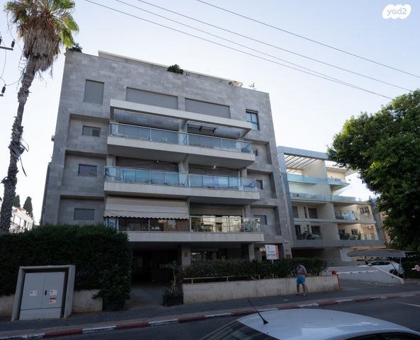 טשרניחובסקי 11