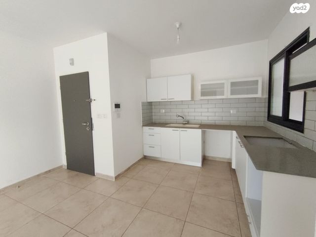 דירה, דרך ארץ 72, הפרחים, חריש