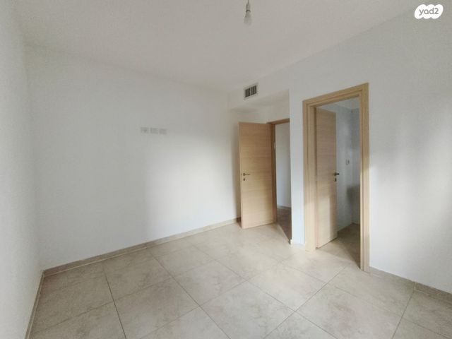 דירה, דרך ארץ 72, הפרחים, חריש