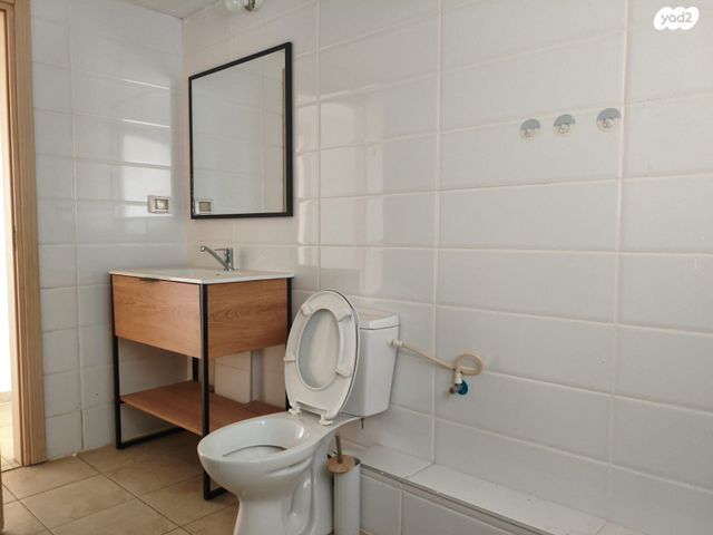 דירה, דרך ארץ 72, הפרחים, חריש