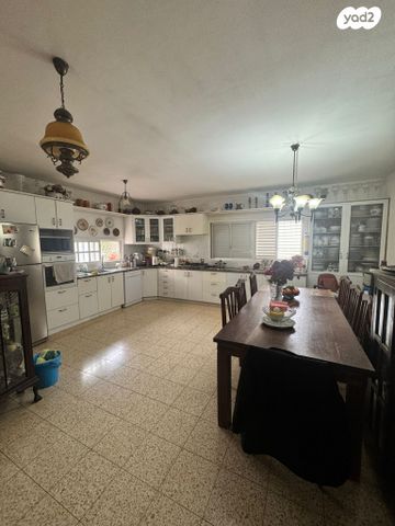 דו משפחתי, דניה, רחובות