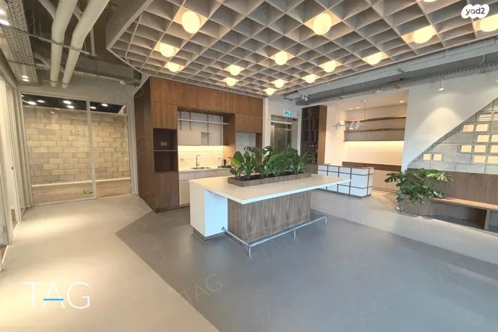 דרך מנחם בגין 13