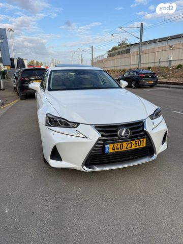 לקסוס IS