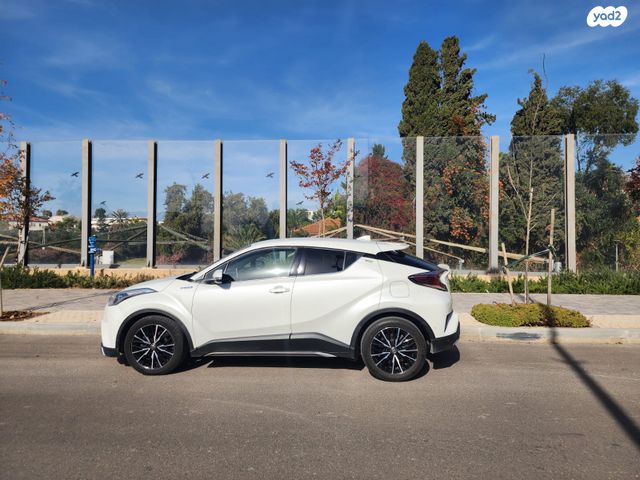 מודעת רכב טויוטה C-HR
