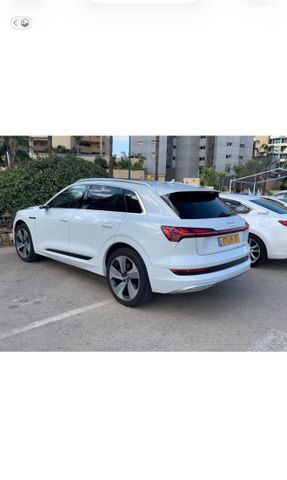 מודעת רכב אאודי E-tron